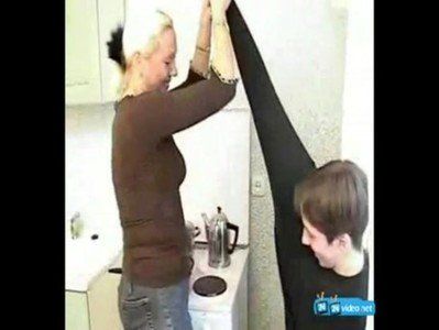 Mãe loira transa na cozinha com filho sortudo